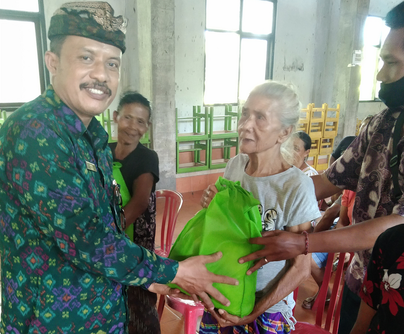 Pembagian Sembako bagi masyarakat yang kurang mampu