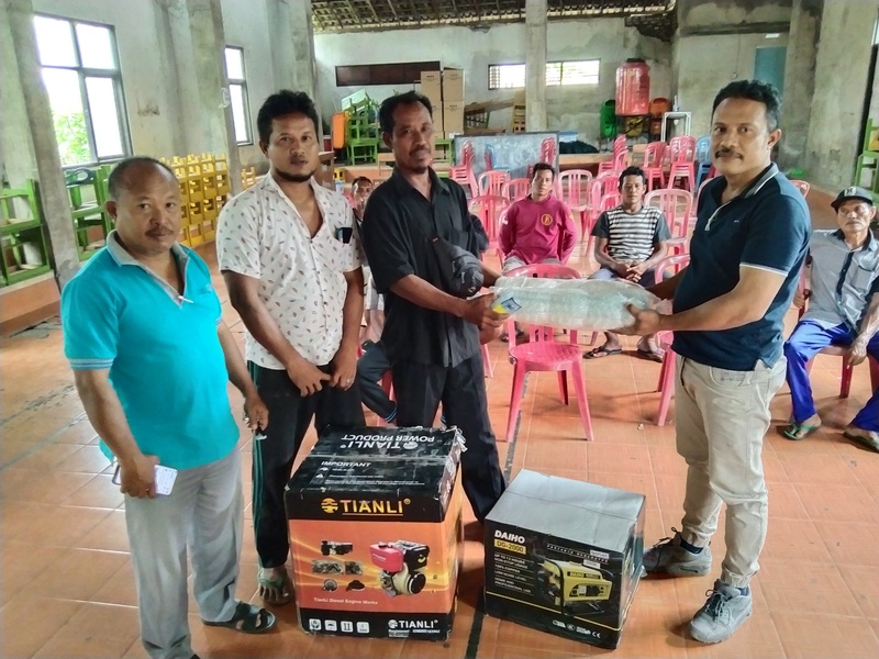 Penyerahan Bantuan Mesin Kepada Kelompok Nelayan 
