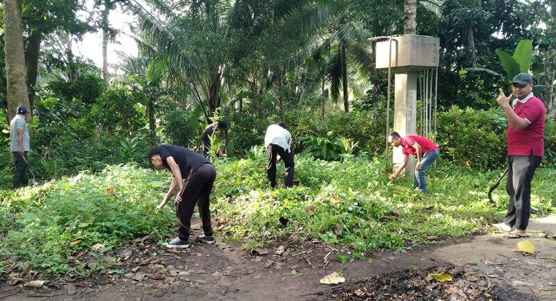 Gotong Royong di Monumen Pulukan 