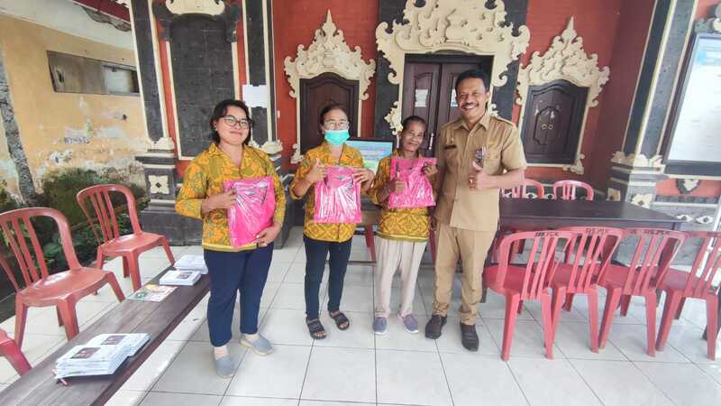 Pembagian Baju Kaos Kader Posyandu Lansia Arca Dwipa