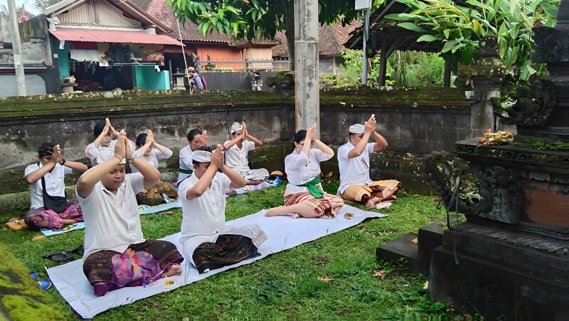 Persembahyangan Bersama Rahina Tilem Sasih Kanem Kantor Desa Pulukan
