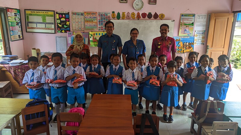 Pembagian Pakaian Olahraga dan Pemberian PMT bagi Siswa TK Kumara Winangun