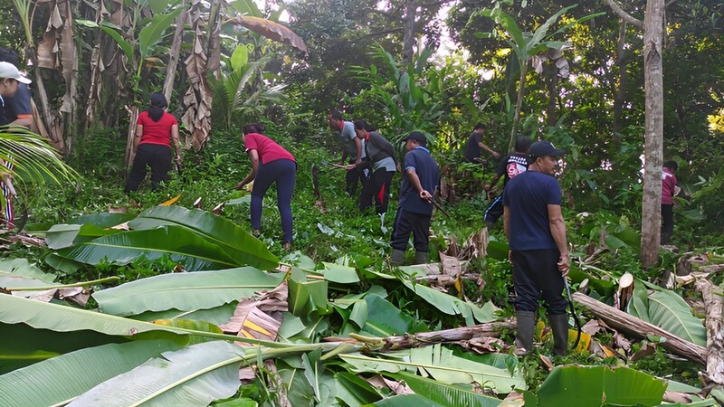 Kegiatan Jumat Bersih, Gotong Royong Persiapan Wisata Agro Di Hutan Desa