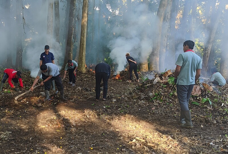 Kegiatan Jumat Bersih Penataan Lahan Wisata Di Hutan Desa
