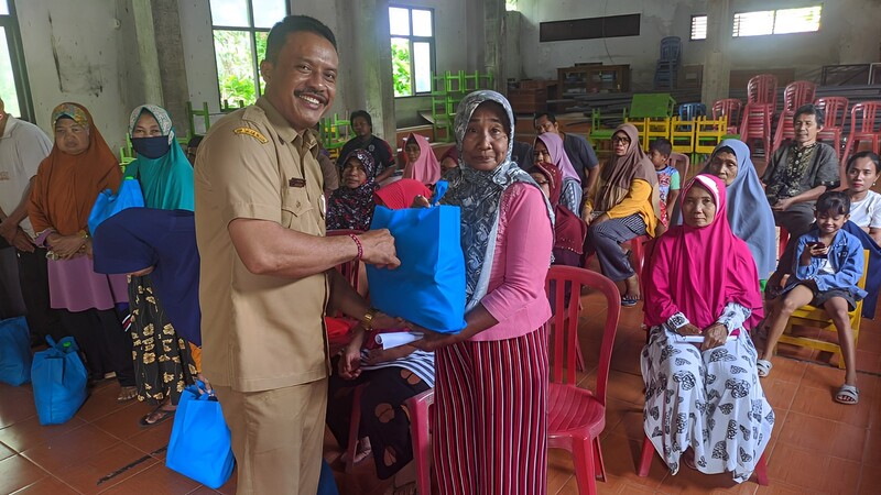 Penyerahan Bansos Sembako Menjelang Hari Raya Idul Fitri