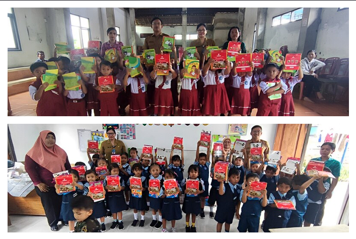 Penyerahan Buku Belajar Untuk Kelompok Bermain 