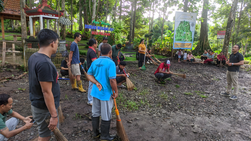 Kegiatan Rutin Jumat Bersih di Agro Wisata Desa Pulukan