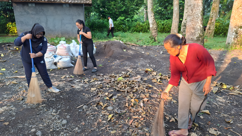 Jumat Bersih Rutin di Agro Wisata Desa Pulukan