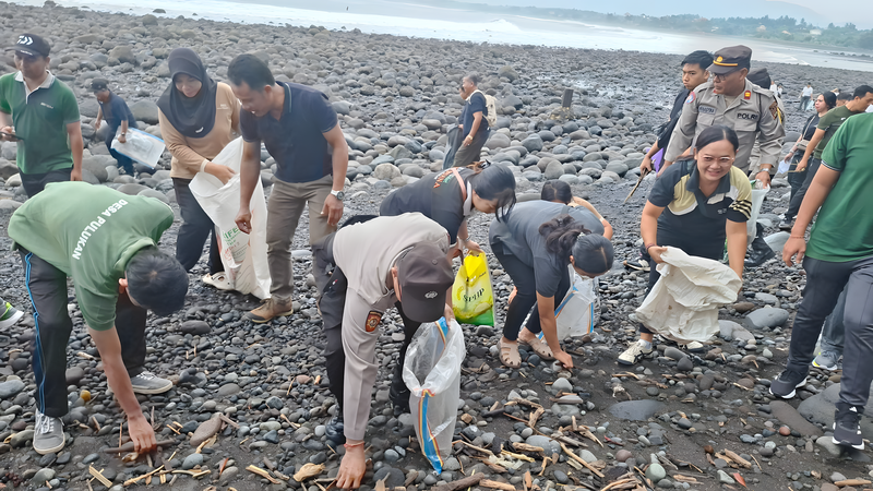 Pemerintah Desa Pulukan Aktif Dukung Bersih Pantai di Medewi