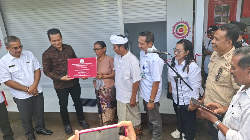 Bupati Apresiasi BUMDesma Pekutatan Salurkan Bantuan Bedah Rumah dan Warung