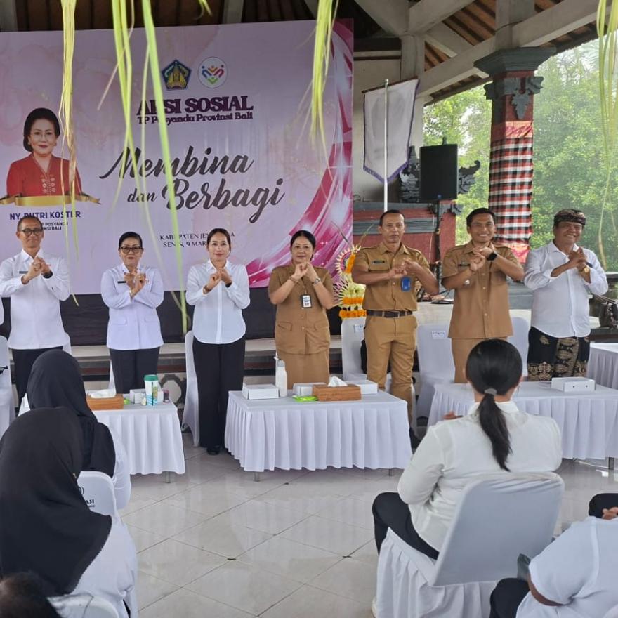 TP PKK Provinsi Bali Gelar Pembinaan Posyandu dan Aksi Sosial di Jembrana