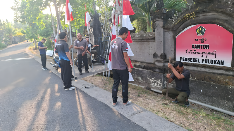 Pemasangan Bendera Merah Putih Sambut HUT RI ke-81 di Lingkungan Kantor Perbekel Pulukan