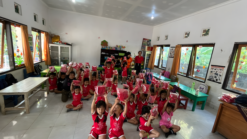 Pembagian Seragam Taman Kanak-kanak Kumara Winangun dan Kelompok Bermain Pelita Kasih